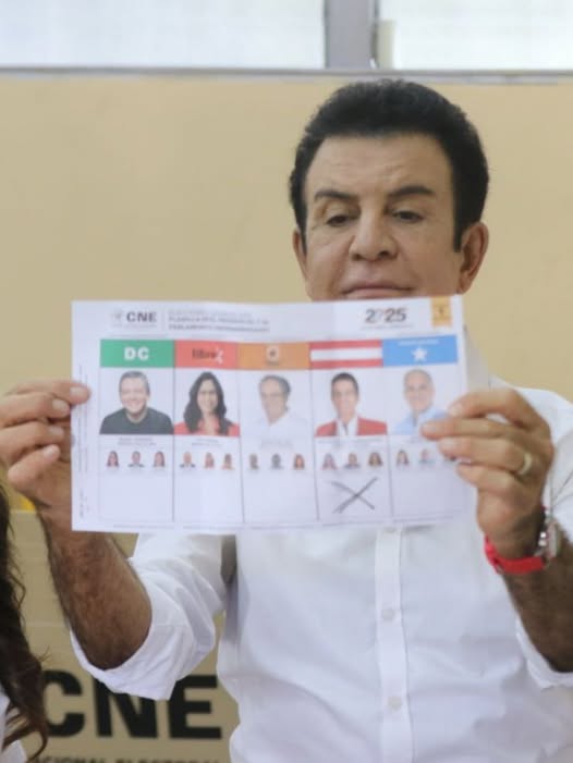 Salvador Nasralla Ejerce el Sufragio en Tegucigalpa